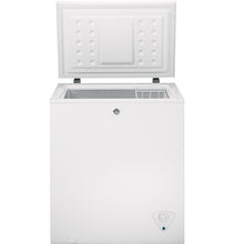 Cargar imagen en el visor de la galería, FCM5SKWW / Freezer 5 cu ft GE
